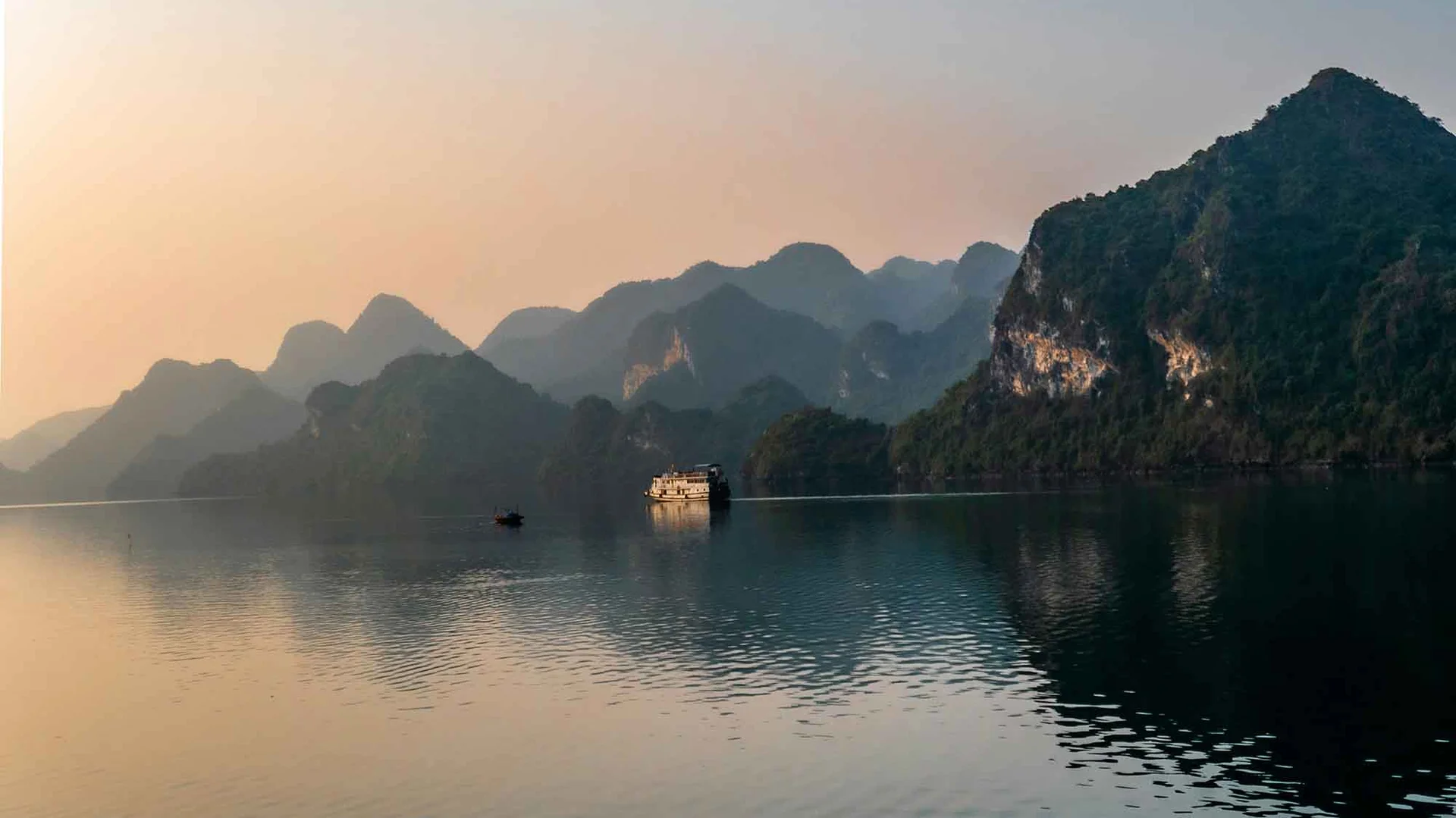 10 vịnh biển đẹp tại Việt Nam mà bạn nên đặt chân đến một lần trong đời