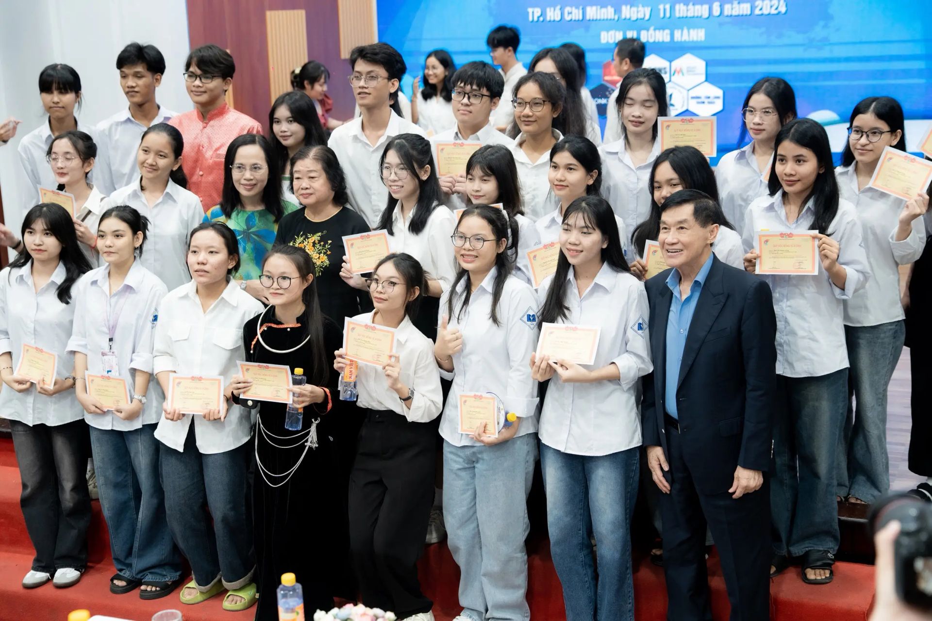 Ông Johnathan Hạnh Nguyễn trao học bổng trị giá 3,6 tỷ đồng cho học sinh, sinh viên vượt khó