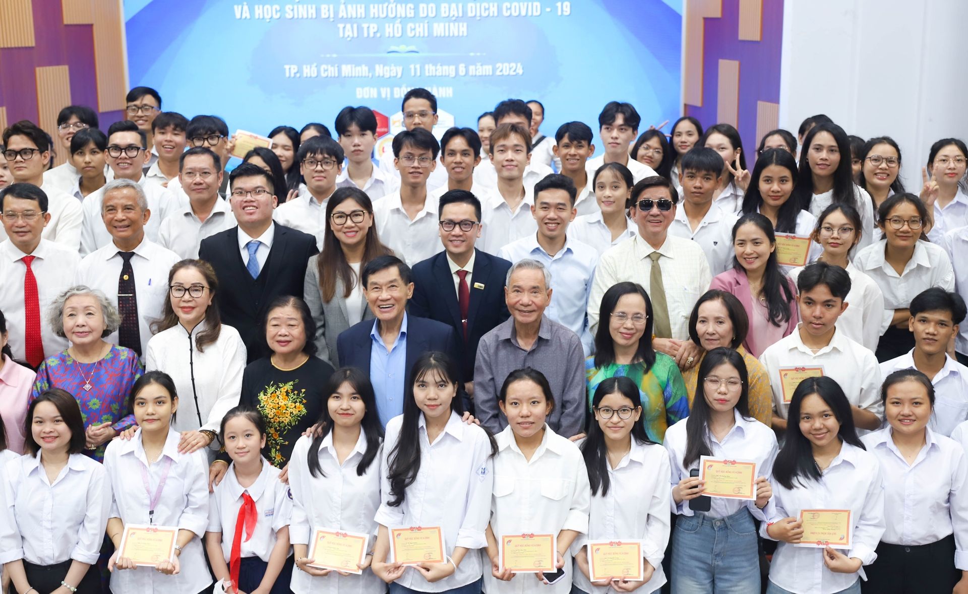 Ông Johnathan Hạnh Nguyễn trao học bổng trị giá 3,6 tỷ đồng cho học sinh, sinh viên vượt khó
