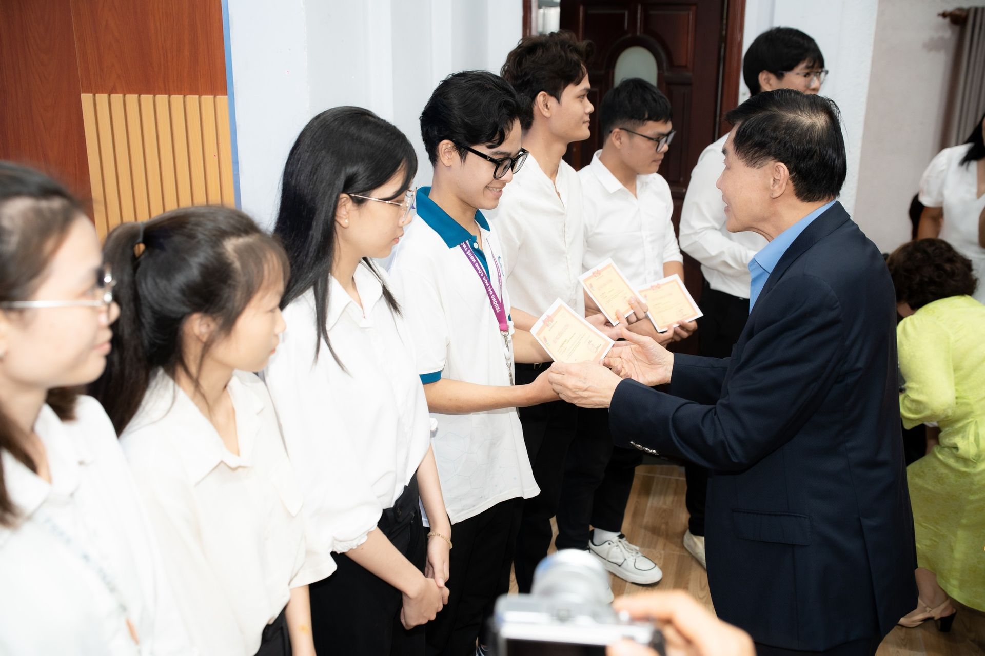 Ông Johnathan Hạnh Nguyễn trao học bổng trị giá 3,6 tỷ đồng cho học sinh, sinh viên vượt khó
