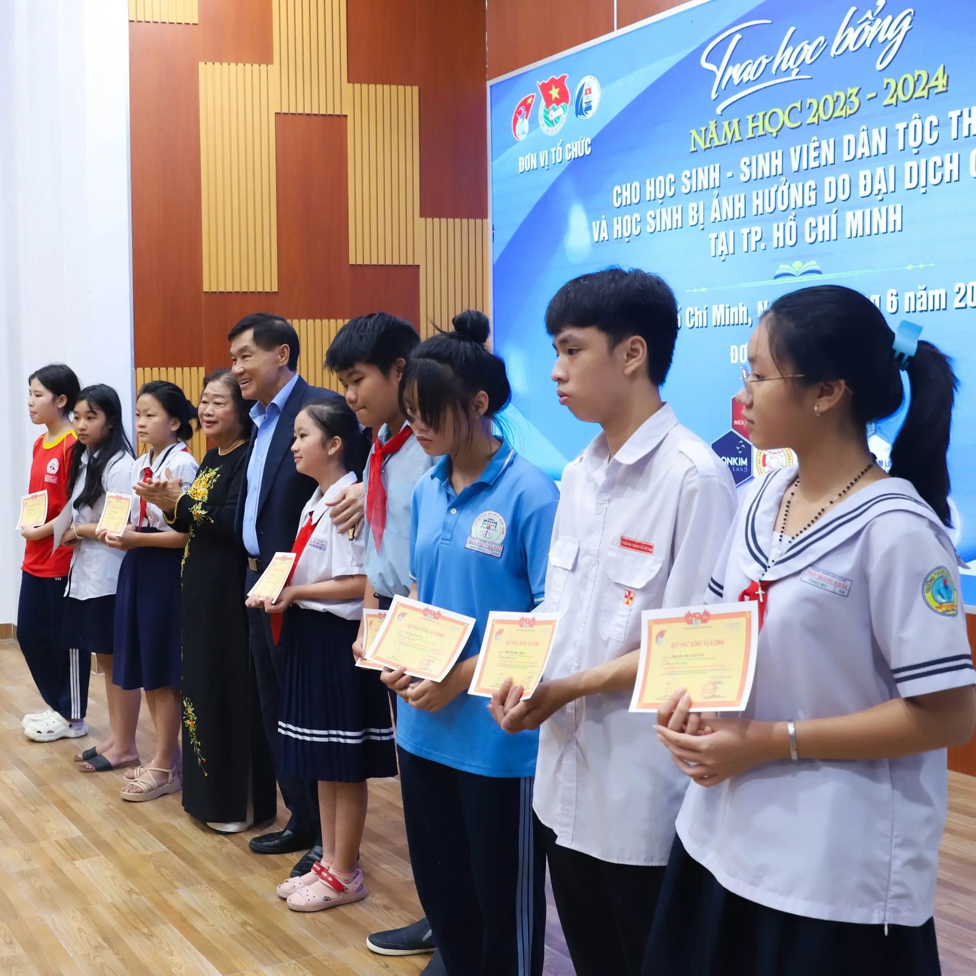 Ông Johnathan Hạnh Nguyễn trao học bổng trị giá 3,6 tỷ đồng cho học sinh, sinh viên vượt khó