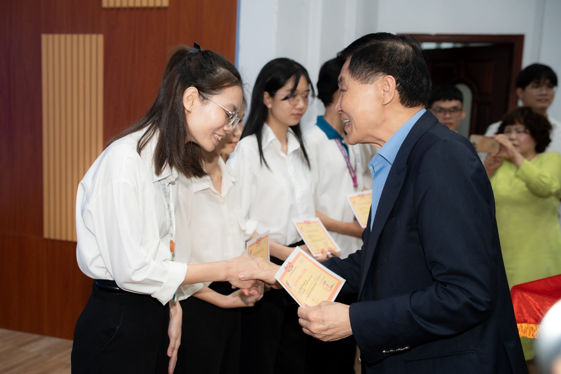 Ông Johnathan Hạnh Nguyễn trao học bổng trị giá 3,6 tỷ đồng cho học sinh, sinh viên vượt khó