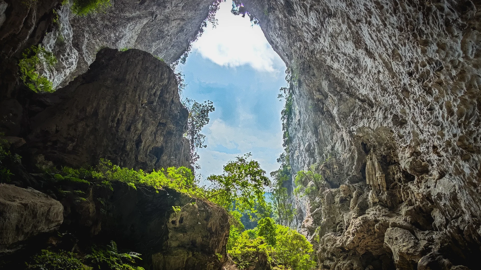Chinh phục mạo hiểm, hòa mình vào thiên nhiên tại Cao Bằng