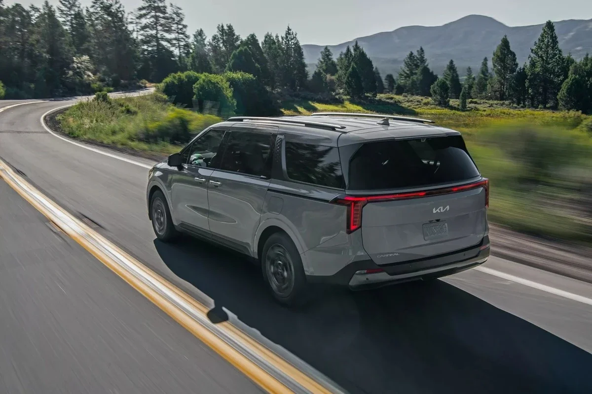 Kia Carnival 2025 nâng cấp nhẹ thiết kế, thêm biến thể hybrid