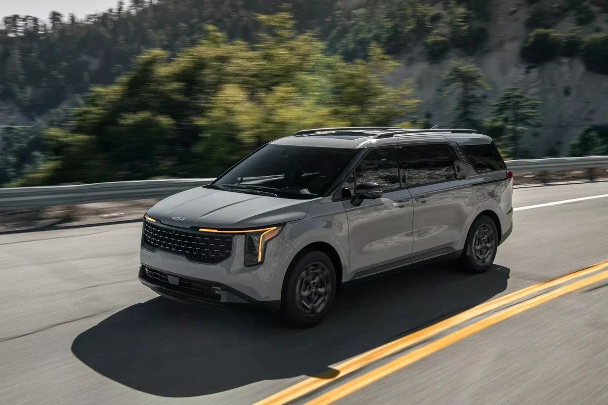 Kia Carnival 2025 nâng cấp nhẹ thiết kế, thêm biến thể hybrid
