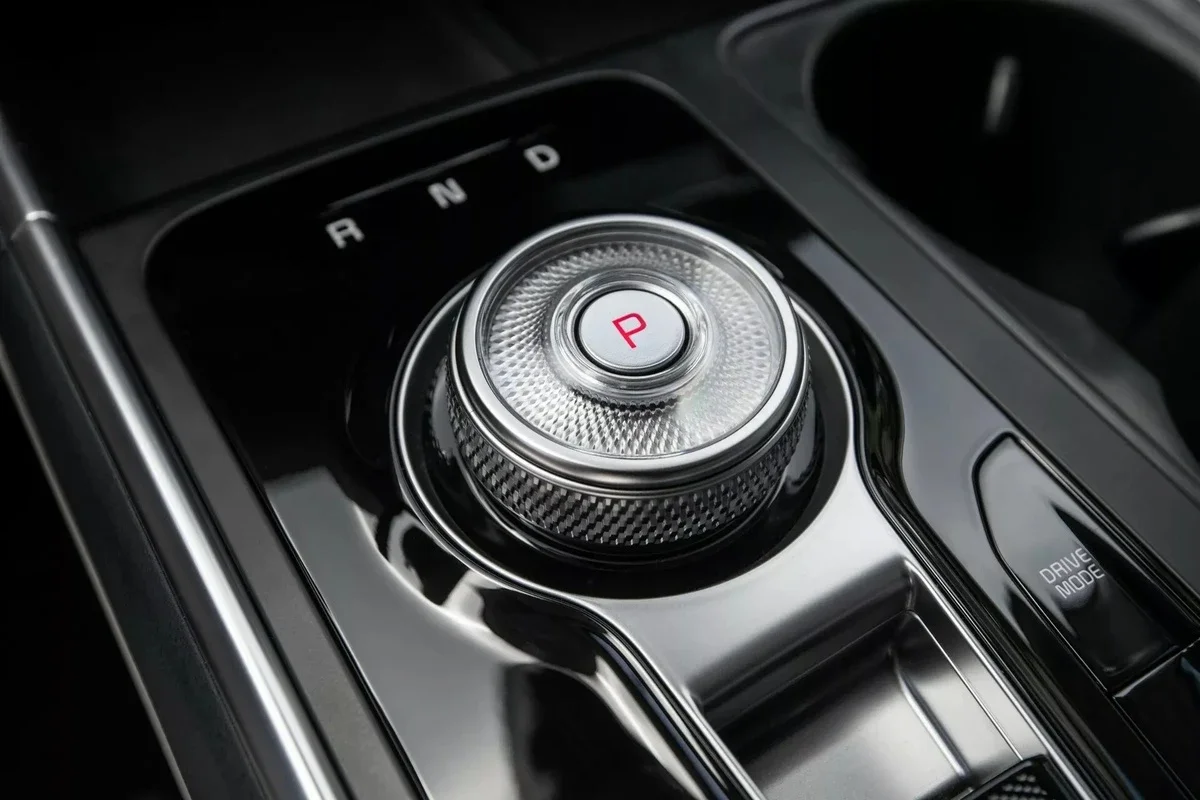 Kia Carnival 2025 nâng cấp nhẹ thiết kế, thêm biến thể hybrid