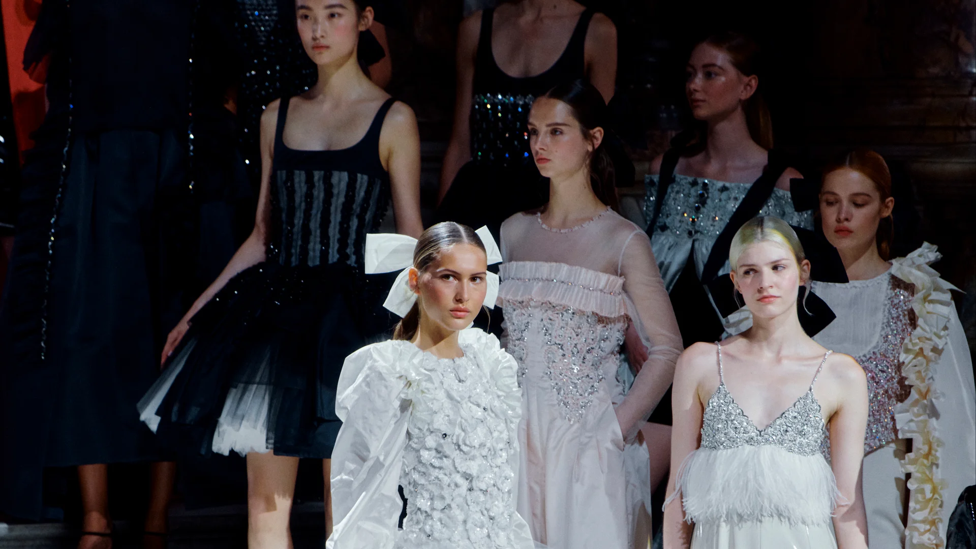 CHANEL FW24 HC: Vẻ đẹp của thời trang cao cấp qua vở Opera tại nhà hát Paris thế kỷ 19