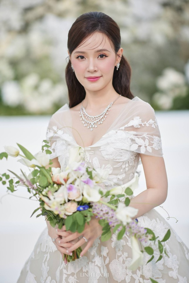 Hoa cưới của cô dâu Midu từ đám hỏi đến đám cưới đều có điểm đặc biệt