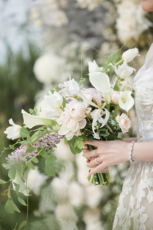 Hoa cưới của cô dâu Midu từ đám hỏi đến đám cưới đều có điểm đặc biệt