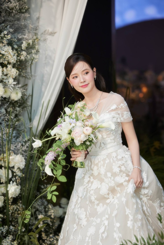 Hoa cưới của cô dâu Midu từ đám hỏi đến đám cưới đều có điểm đặc biệt