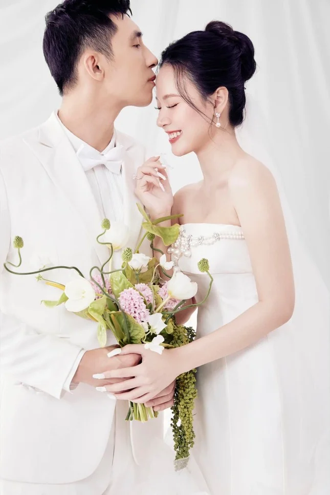 Hoa cưới của cô dâu Midu từ đám hỏi đến đám cưới đều có điểm đặc biệt