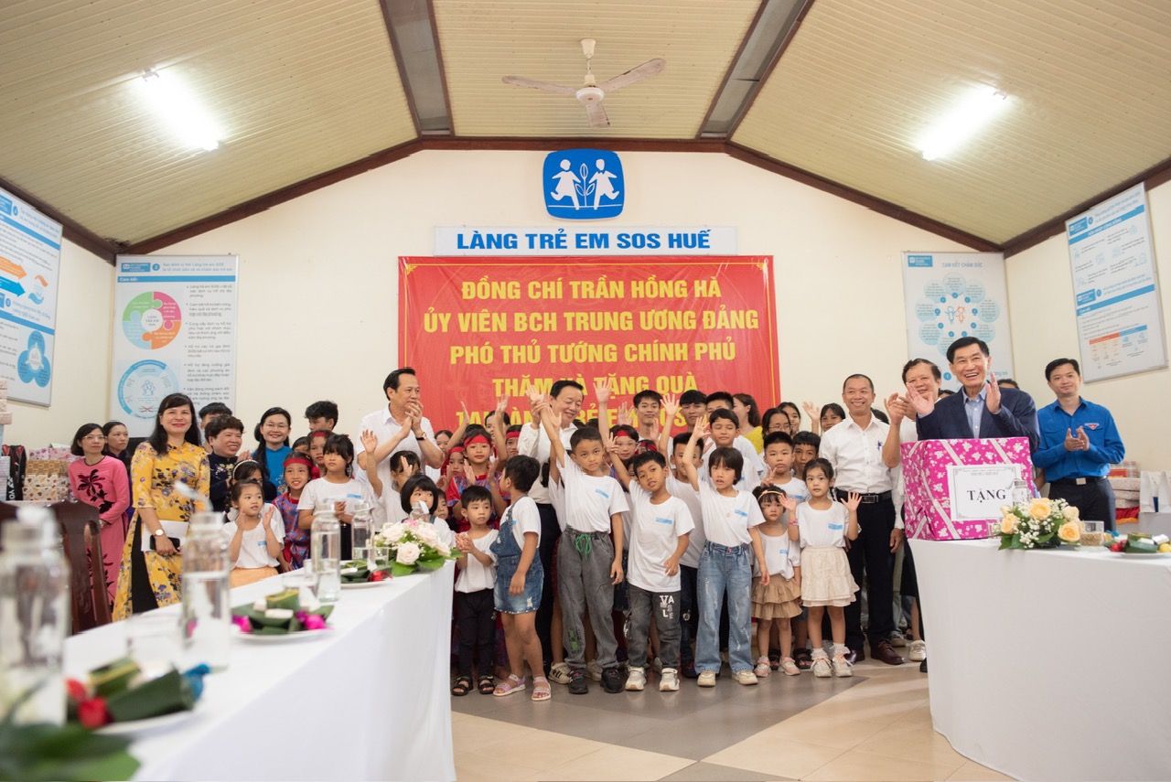 Ông Johnathan Hạnh Nguyễn tặng 1 tỷ đồng cho Quỹ Bảo trợ Trẻ em Việt Nam trong lễ phát động tháng hành động vì trẻ em 2024