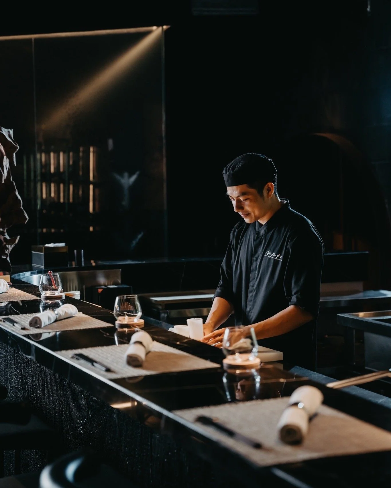 Omakase - Phong cách ăn lạ được Trấn Thành và giới nhà giàu Việt cực ưa chuộng: Không được chọn món, không biết trước giá... nhưng số tiền phải trả gây choáng!