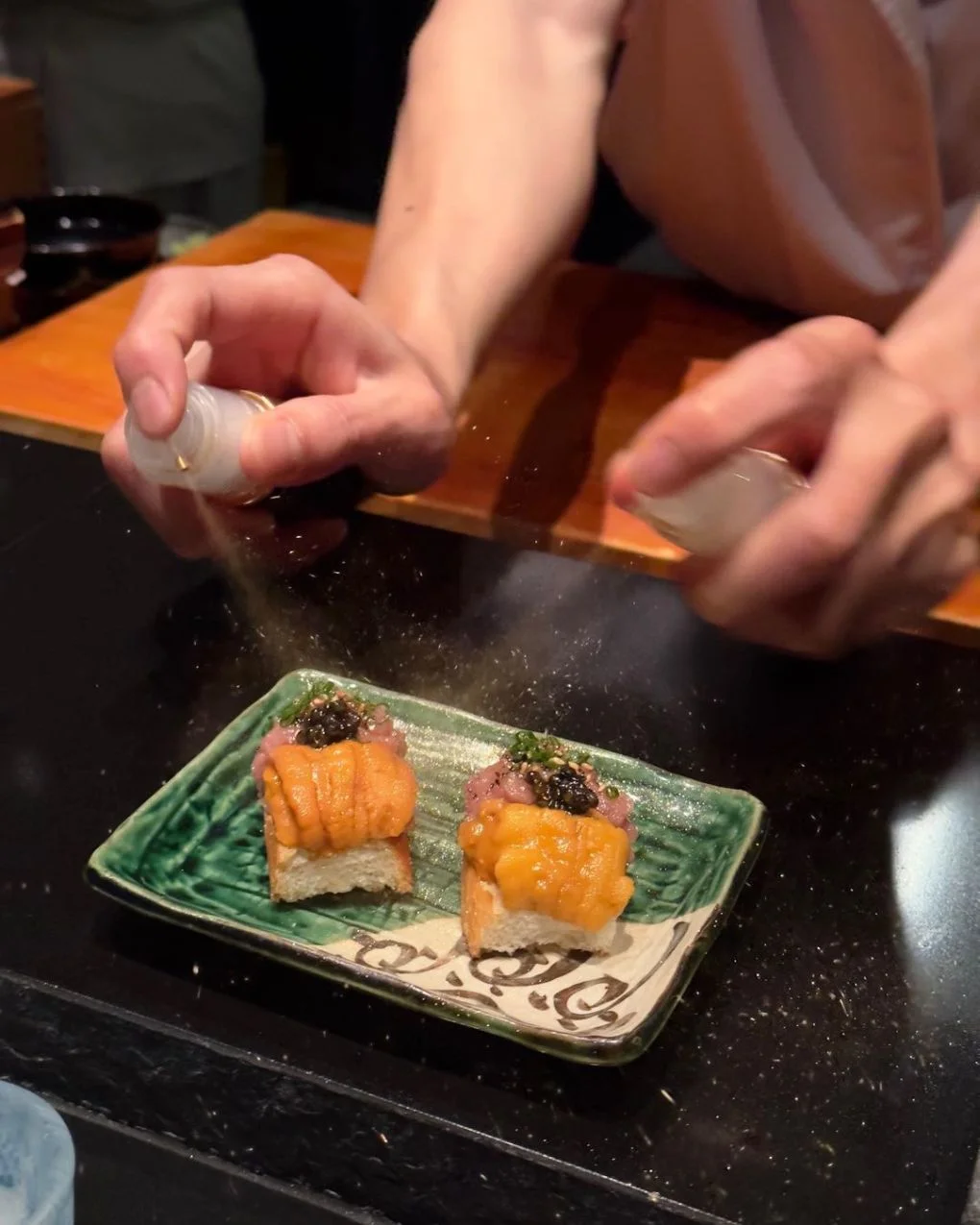 Omakase - Phong cách ăn lạ được Trấn Thành và giới nhà giàu Việt cực ưa chuộng: Không được chọn món, không biết trước giá... nhưng số tiền phải trả gây choáng!