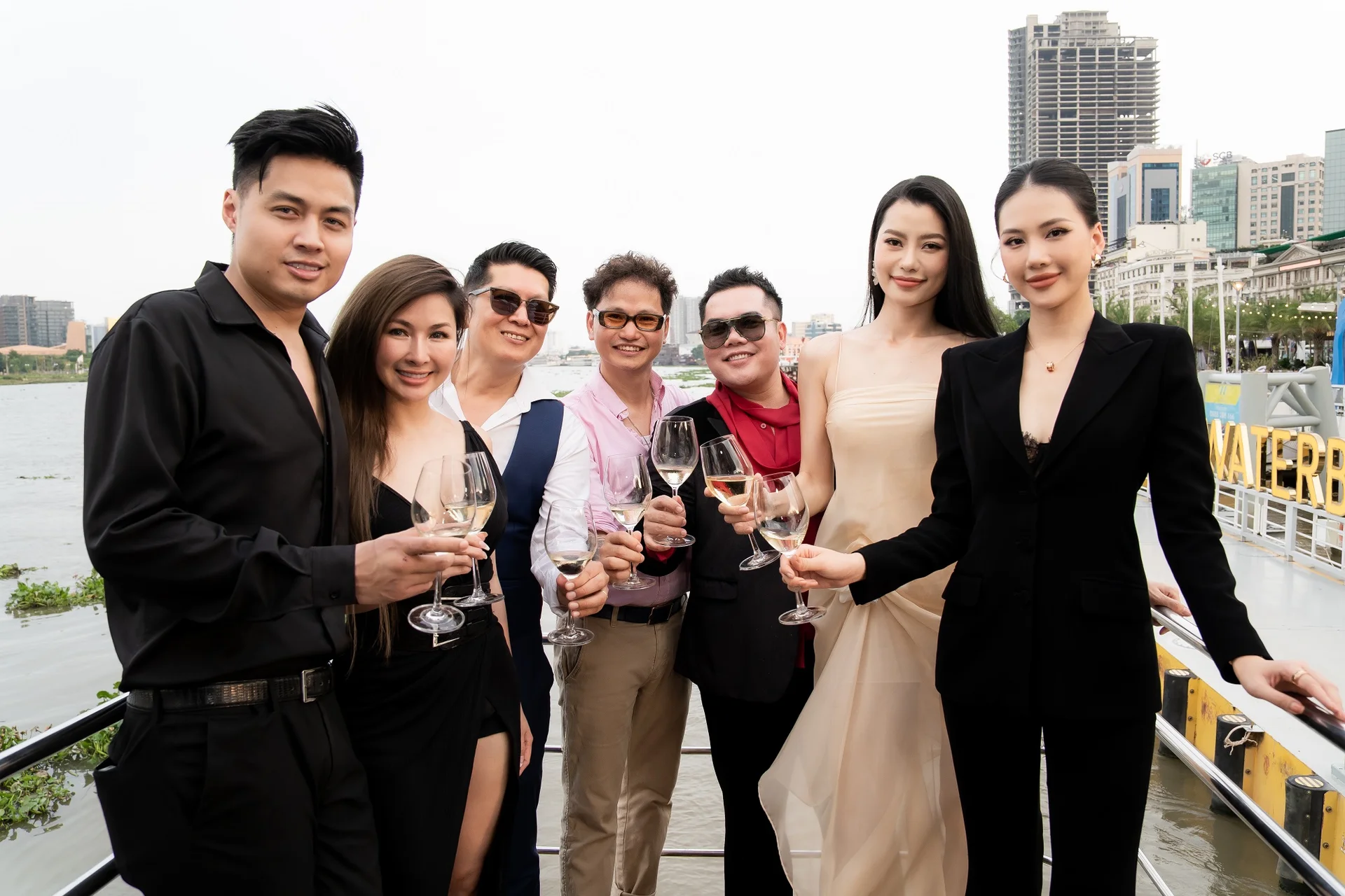 Bùi Quỳnh Hoa, Hoàng Nhung, Bùi Lý Thiên Hương đọ sắc