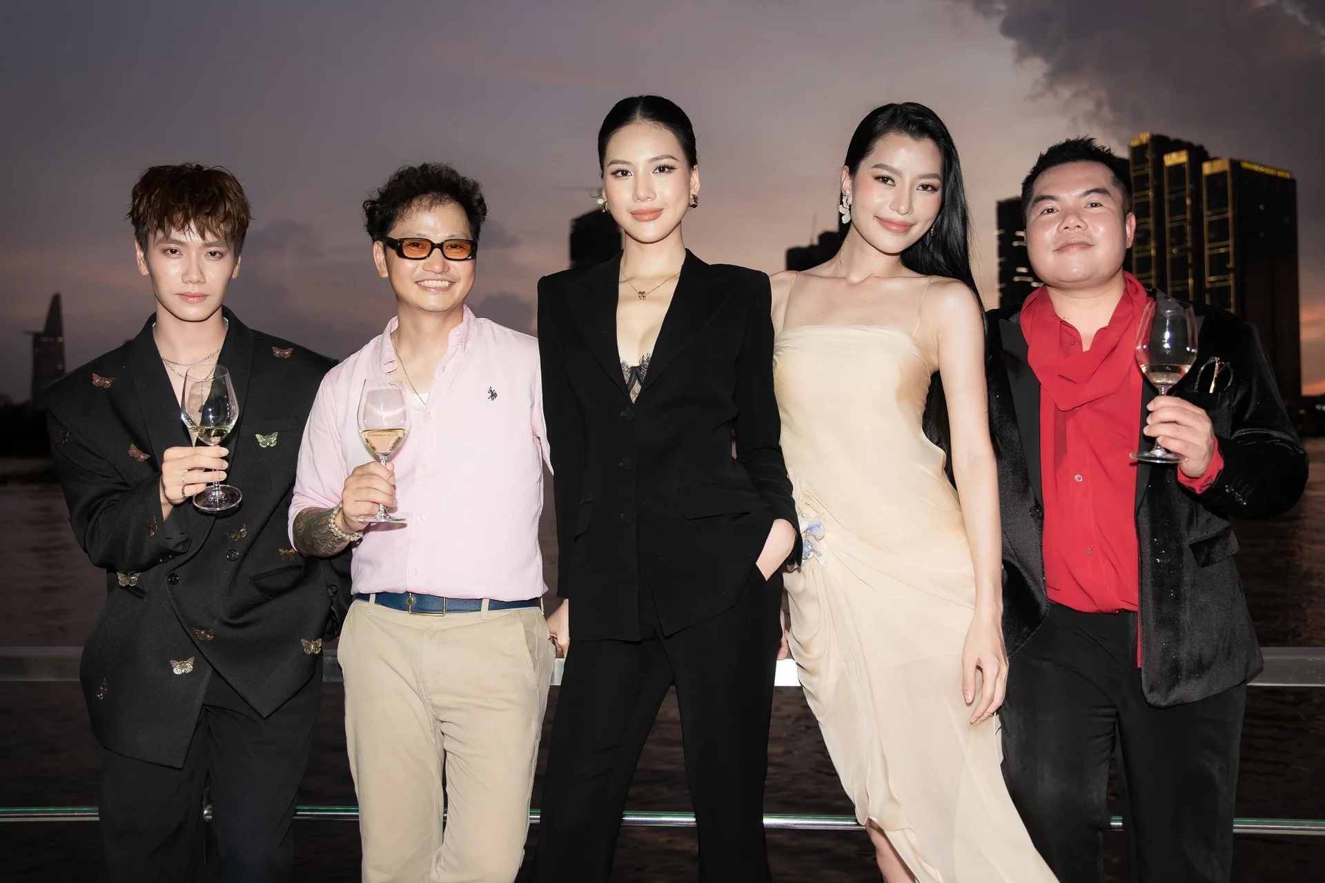 Bùi Quỳnh Hoa, Hoàng Nhung, Bùi Lý Thiên Hương đọ sắc
