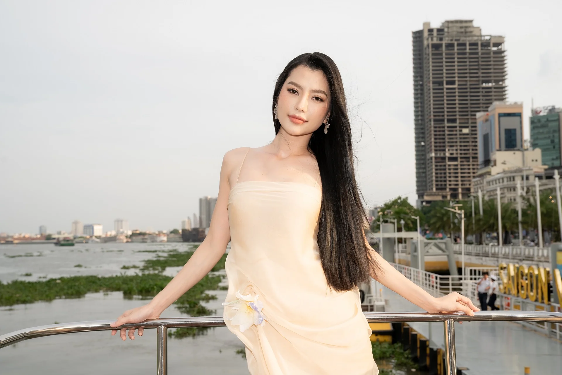 Bùi Quỳnh Hoa, Hoàng Nhung, Bùi Lý Thiên Hương đọ sắc