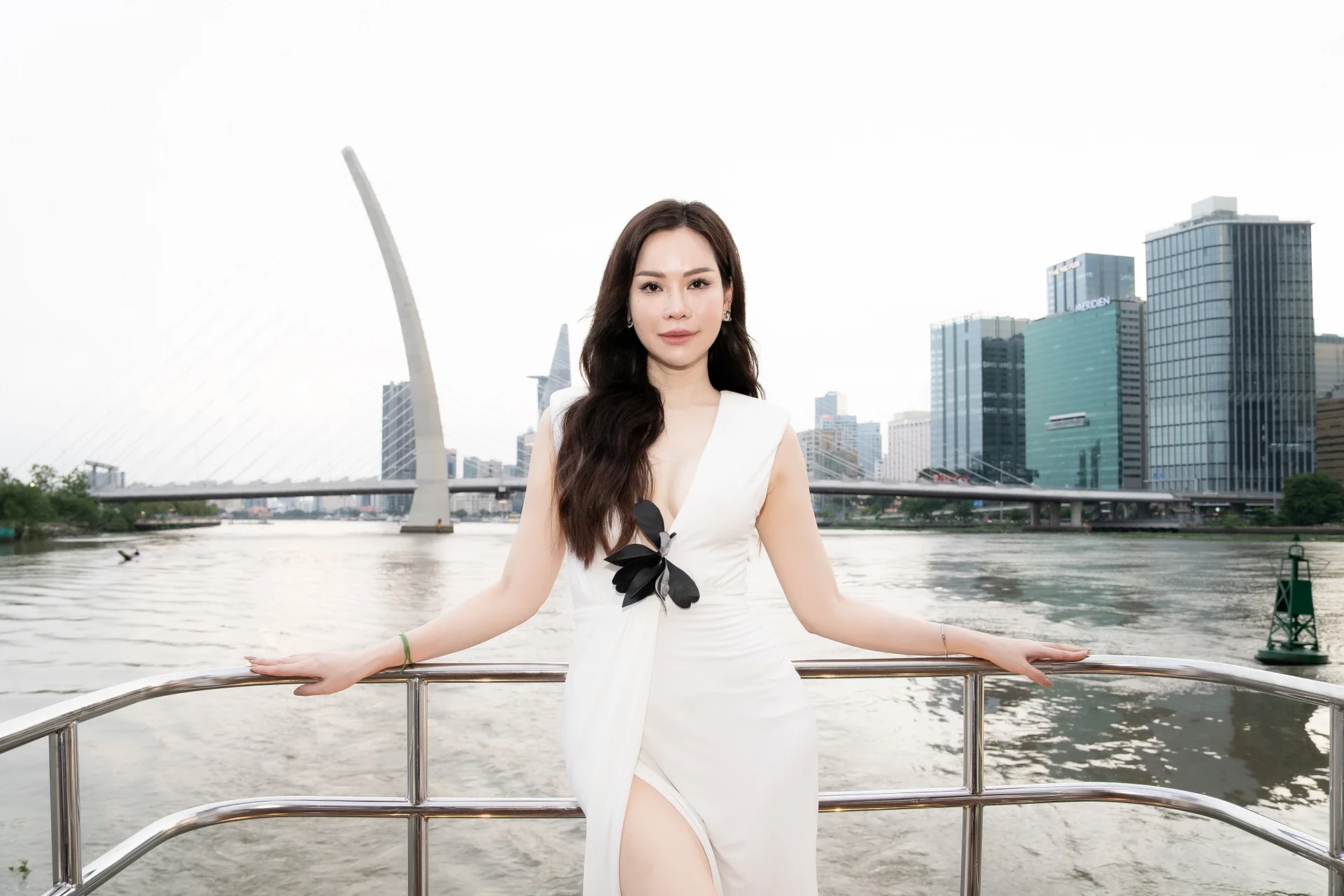 Bùi Quỳnh Hoa, Hoàng Nhung, Bùi Lý Thiên Hương đọ sắc