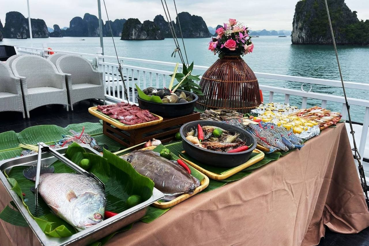 Nơi bắt đầu cuộc tình Midu - Minh đạt: Du thuyền hạng sang
