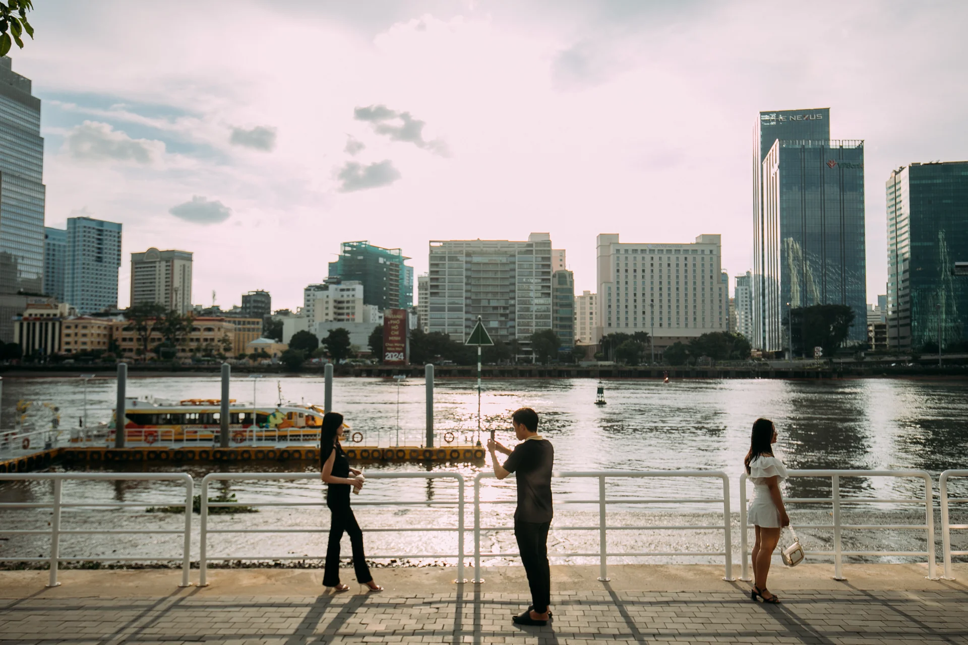 Starbucks WaterBus Thủ Thiêm