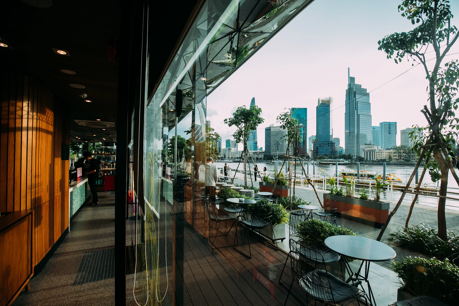 Starbucks WaterBus Thủ Thiêm