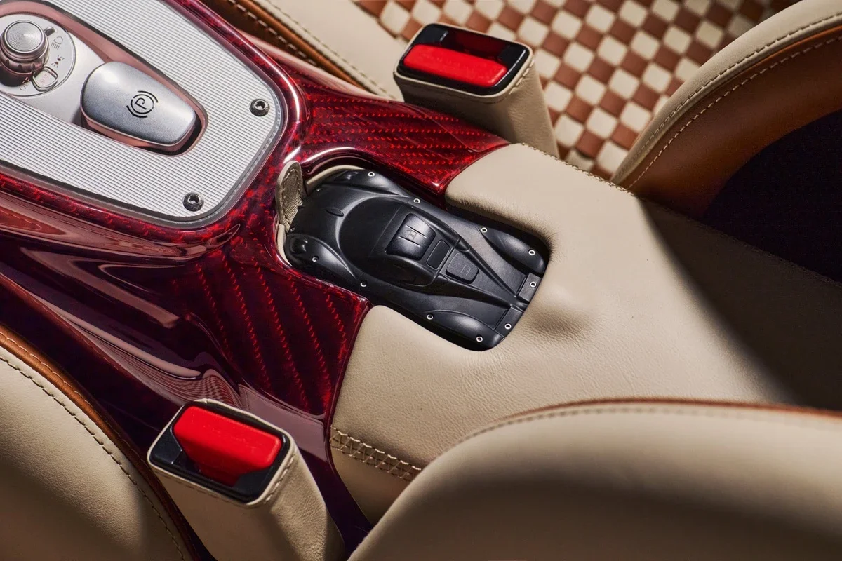 Siêu xe Pagani Utopia Roadster chính thức ra mắt
