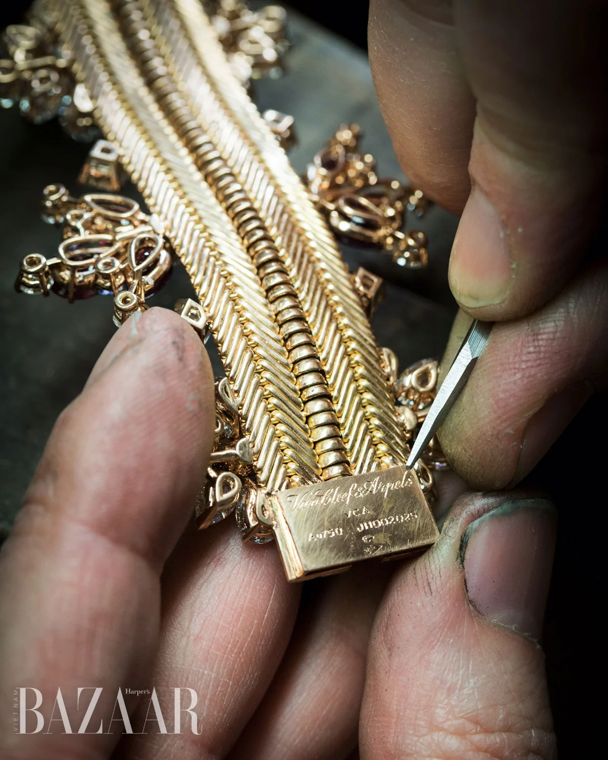Vòng cổ Zip Necklace hình dây kéo: Đỉnh cao sáng tạo và thủ công của Van Cleef & Arpels