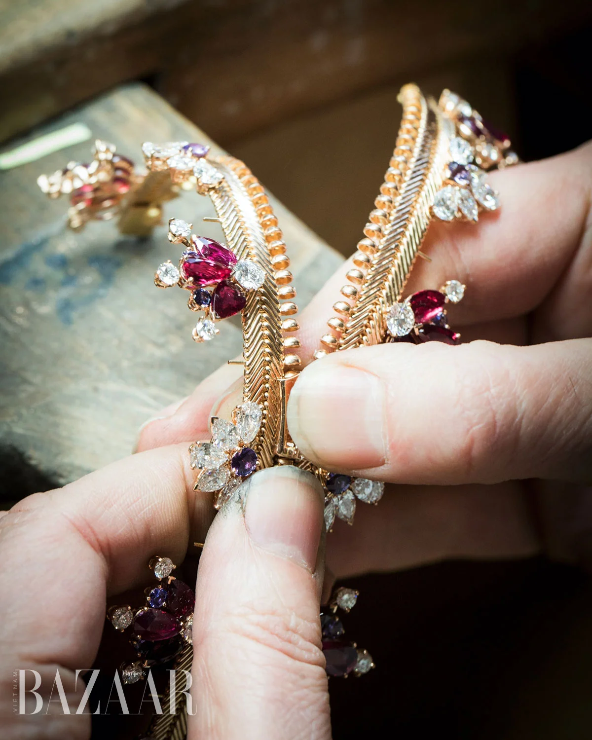 Vòng cổ Zip Necklace hình dây kéo: Đỉnh cao sáng tạo và thủ công của Van Cleef & Arpels