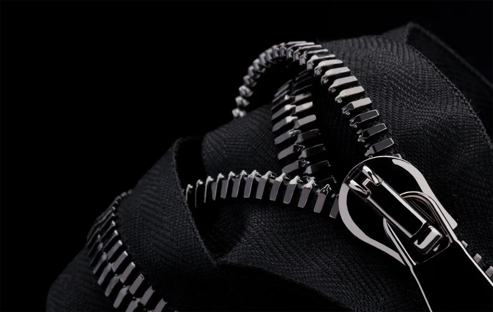 Vòng cổ Zip Necklace hình dây kéo: Đỉnh cao sáng tạo và thủ công của Van Cleef & Arpels