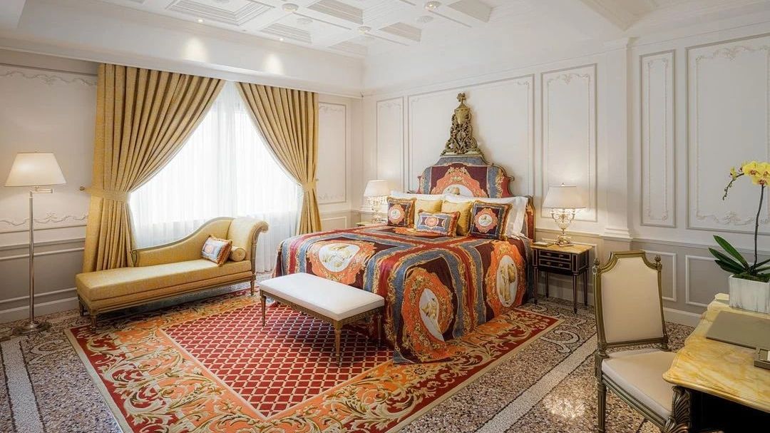 Cảnh xa hoa trong khách sạn đầu tiên của Versace ở châu Á