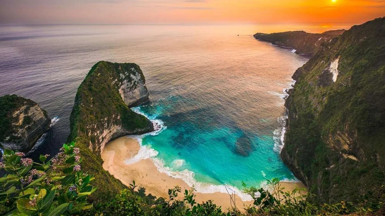 Bãi biển đẹp thứ hai của châu Á, được ví như đuôi khủng long dẫn đến biển xanh giữa lòng Bali