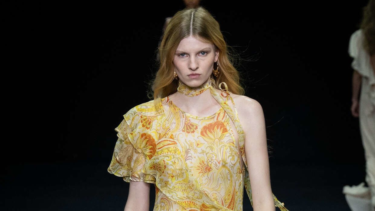 Versace Spring 2025 – Niềm vui của những năm 90