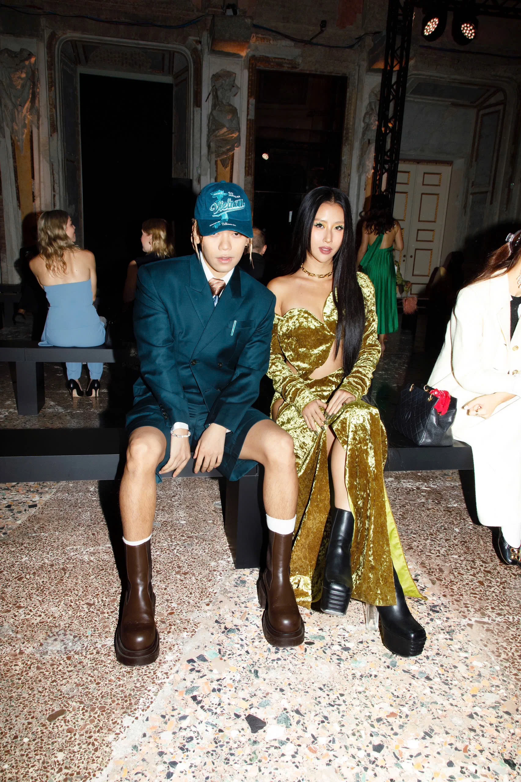 Lần đầu tiên có NTK Gen Z Việt làm runway show ở Milan Fashion Week được Anna Wintour khen, khách mời cũng toàn người cool