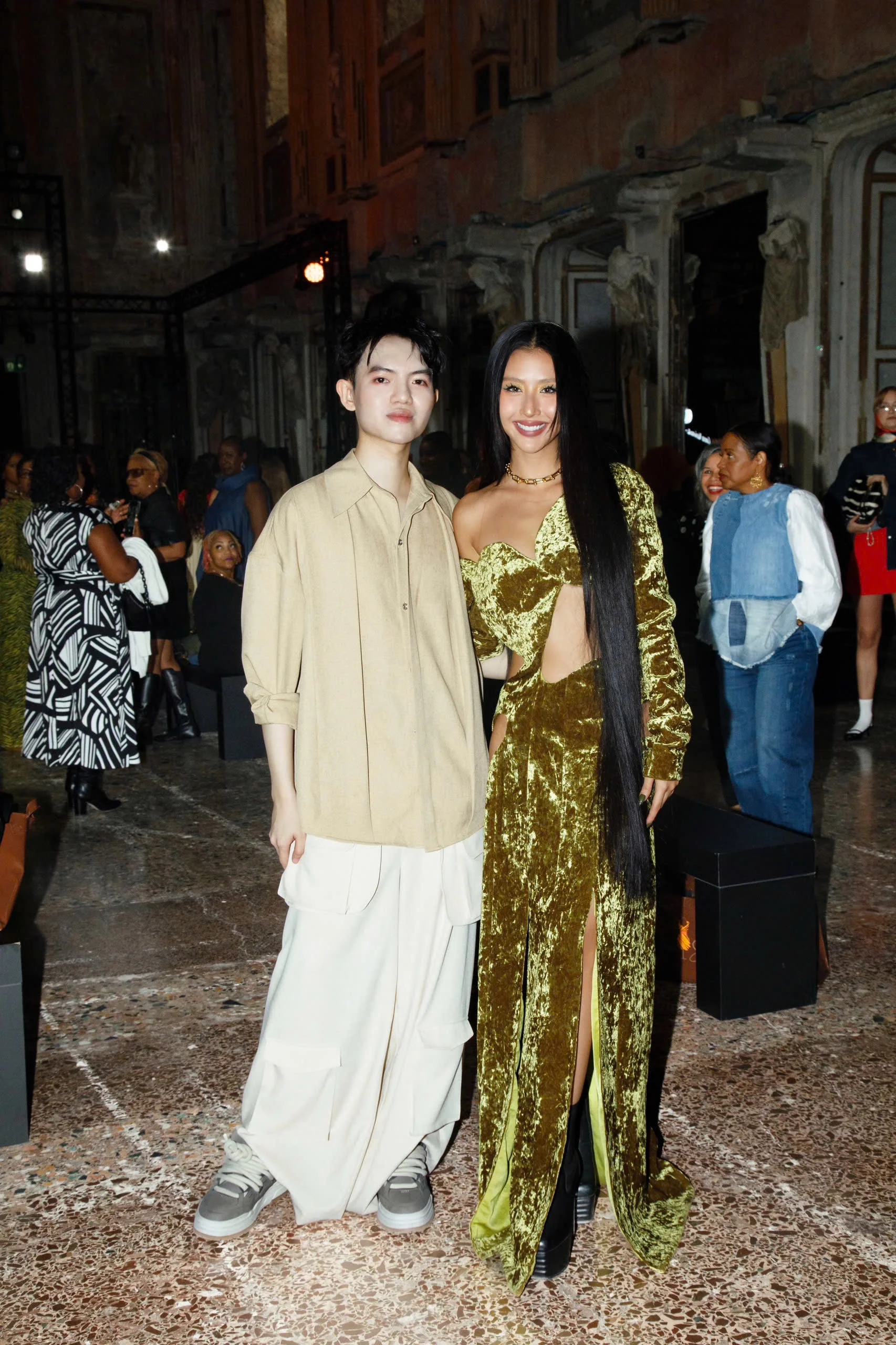 Lần đầu tiên có NTK Gen Z Việt làm runway show ở Milan Fashion Week được Anna Wintour khen, khách mời cũng toàn người cool