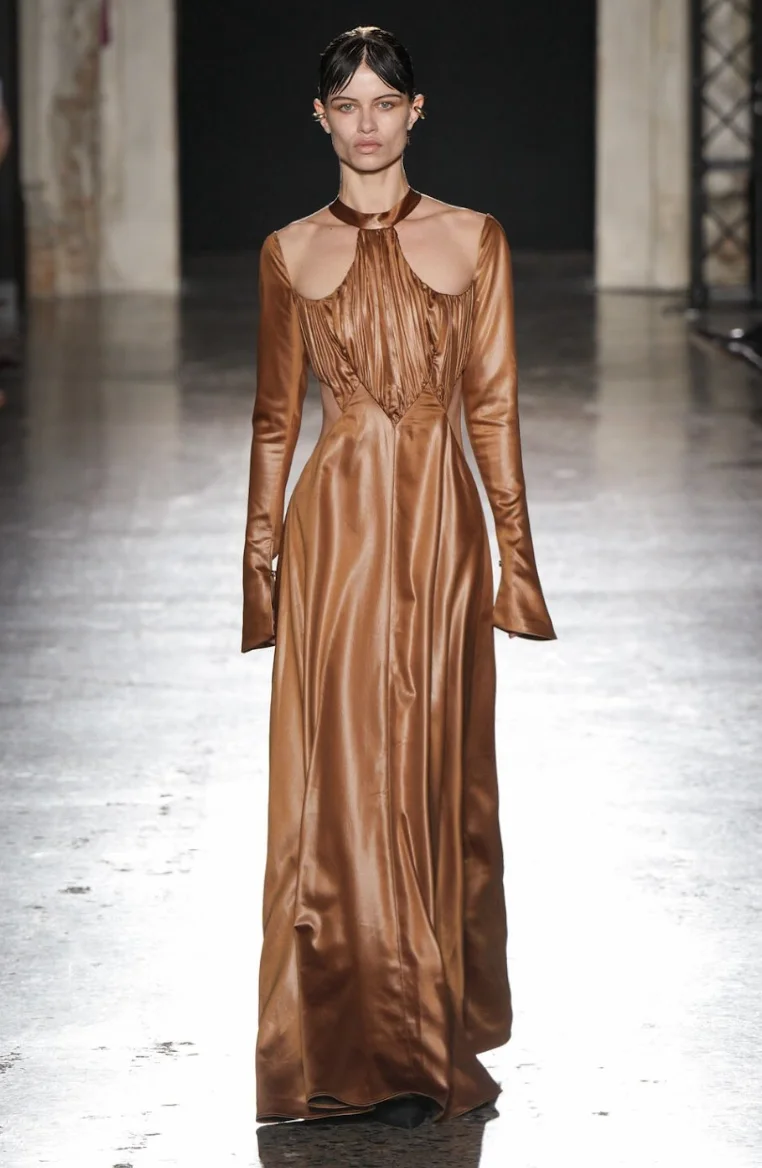 Lần đầu tiên có NTK Gen Z Việt làm runway show ở Milan Fashion Week được Anna Wintour khen, khách mời cũng toàn người cool