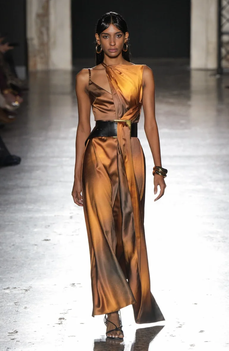 Lần đầu tiên có NTK Gen Z Việt làm runway show ở Milan Fashion Week được Anna Wintour khen, khách mời cũng toàn người cool