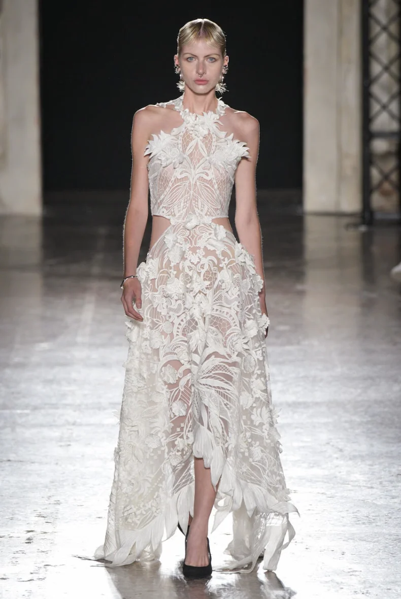 Lần đầu tiên có NTK Gen Z Việt làm runway show ở Milan Fashion Week được Anna Wintour khen, khách mời cũng toàn người cool