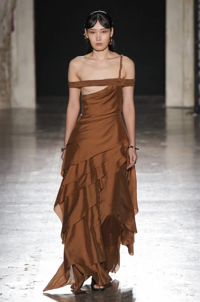 Lần đầu tiên có NTK Gen Z Việt làm runway show ở Milan Fashion Week được Anna Wintour khen, khách mời cũng toàn người cool