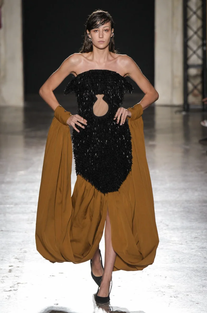 Lần đầu tiên có NTK Gen Z Việt làm runway show ở Milan Fashion Week được Anna Wintour khen, khách mời cũng toàn người cool