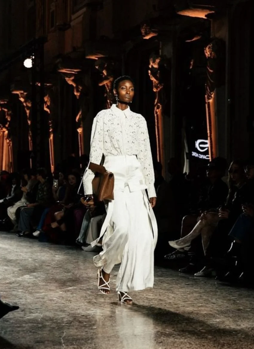 Lần đầu tiên có NTK Gen Z Việt làm runway show ở Milan Fashion Week được Anna Wintour khen, khách mời cũng toàn người cool
