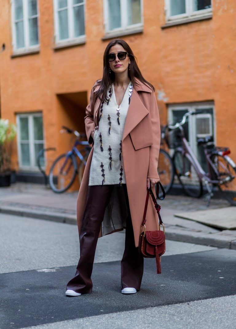 cach-ket-hop-sneakers-cho-mua-thu-dong-2018_ELLE-VN_1-768x1071.jpg