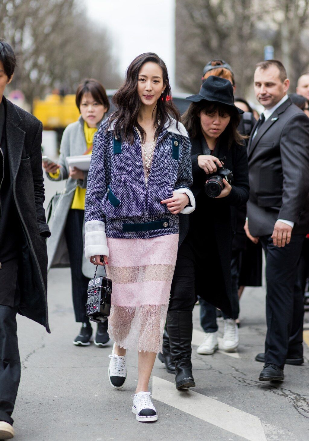 cach-ket-hop-sneakers-cho-mua-thu-dong-2018_ELLE-VN_4.jpg