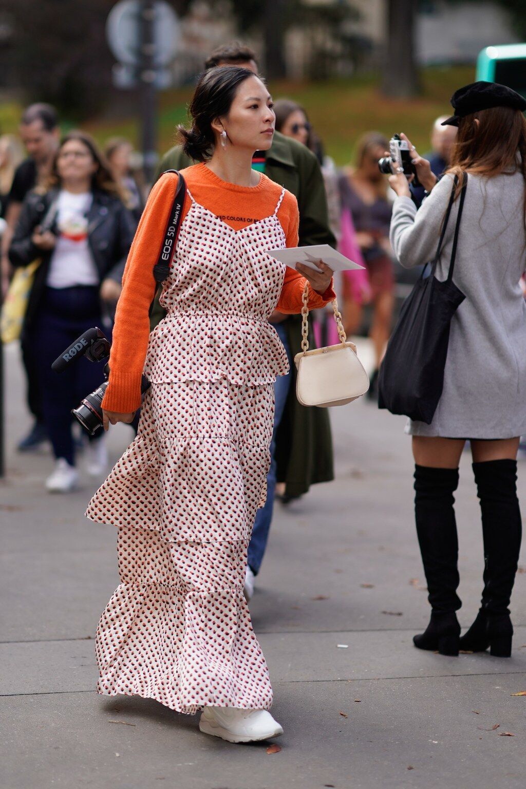 cach-ket-hop-sneakers-cho-mua-thu-dong-2018_ELLE-VN_7.jpg