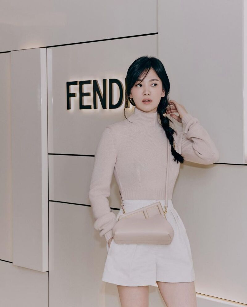 Song Hye Kyo "tái xuất" với sắc vóc trẻ trung đến ngỡ ngàng tại cửa hàng  Fendi ở Hàn Quốc - Tạp chí Đẹp