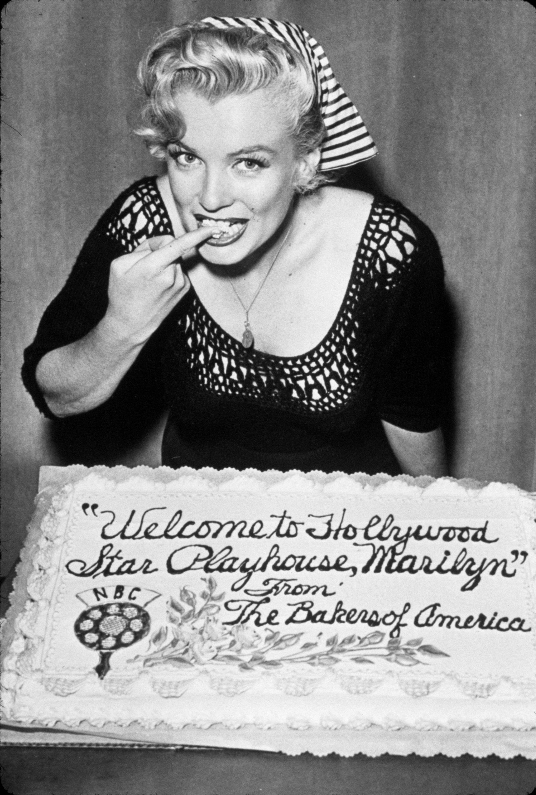 phụ kiện khăn lụa được Marilyn Monroe lăng xê