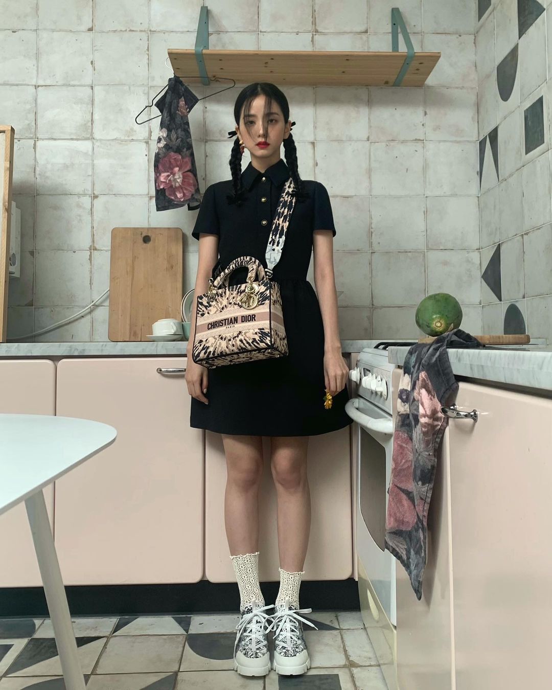 jisoo diện phụ kiện dior