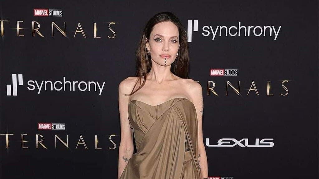 Angelina Jolie xuất hiện như một nữ thần tại buổi công chiếu