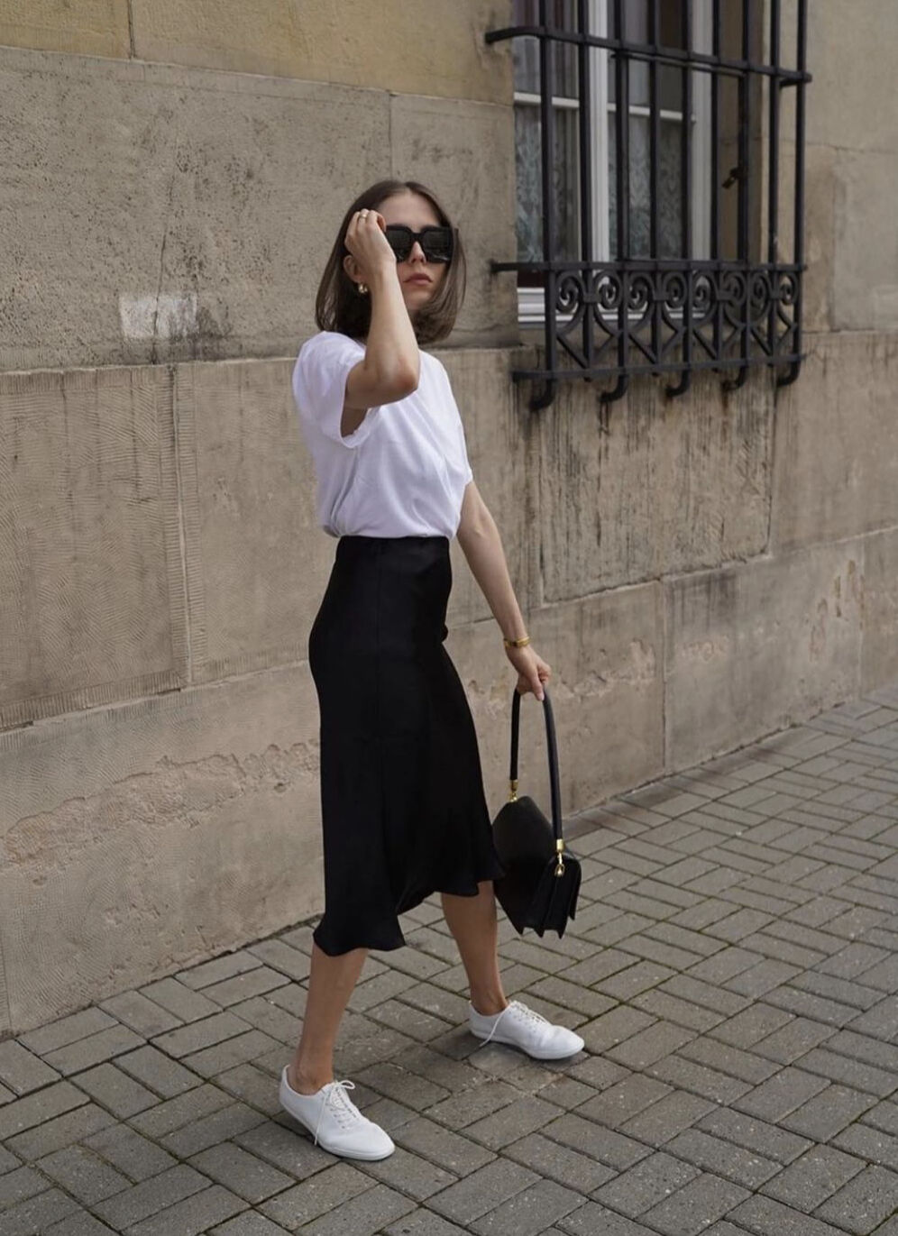 Váy công sở lụa đen phối áo thun
