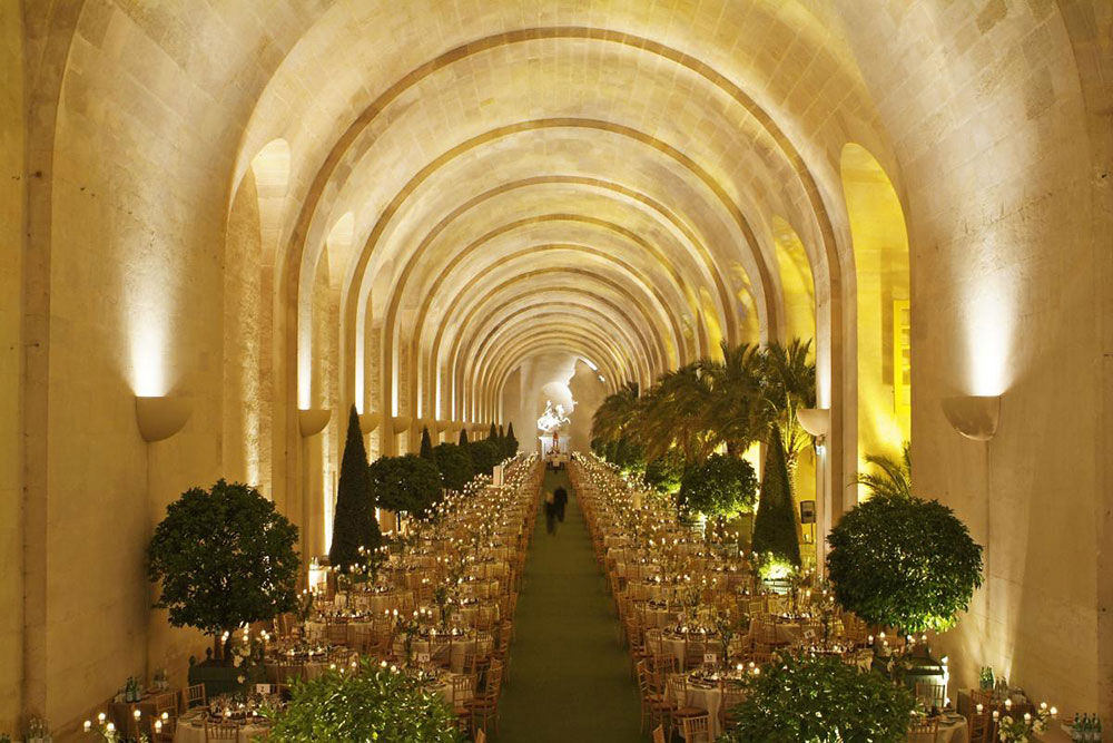 Bạn có thể trang trí đại sảnh Orangerie tuỳ thích. Những bức tường đá màu nhã nhặn có thể làm nền cho bất kỳ phong cách thiết kế nào.