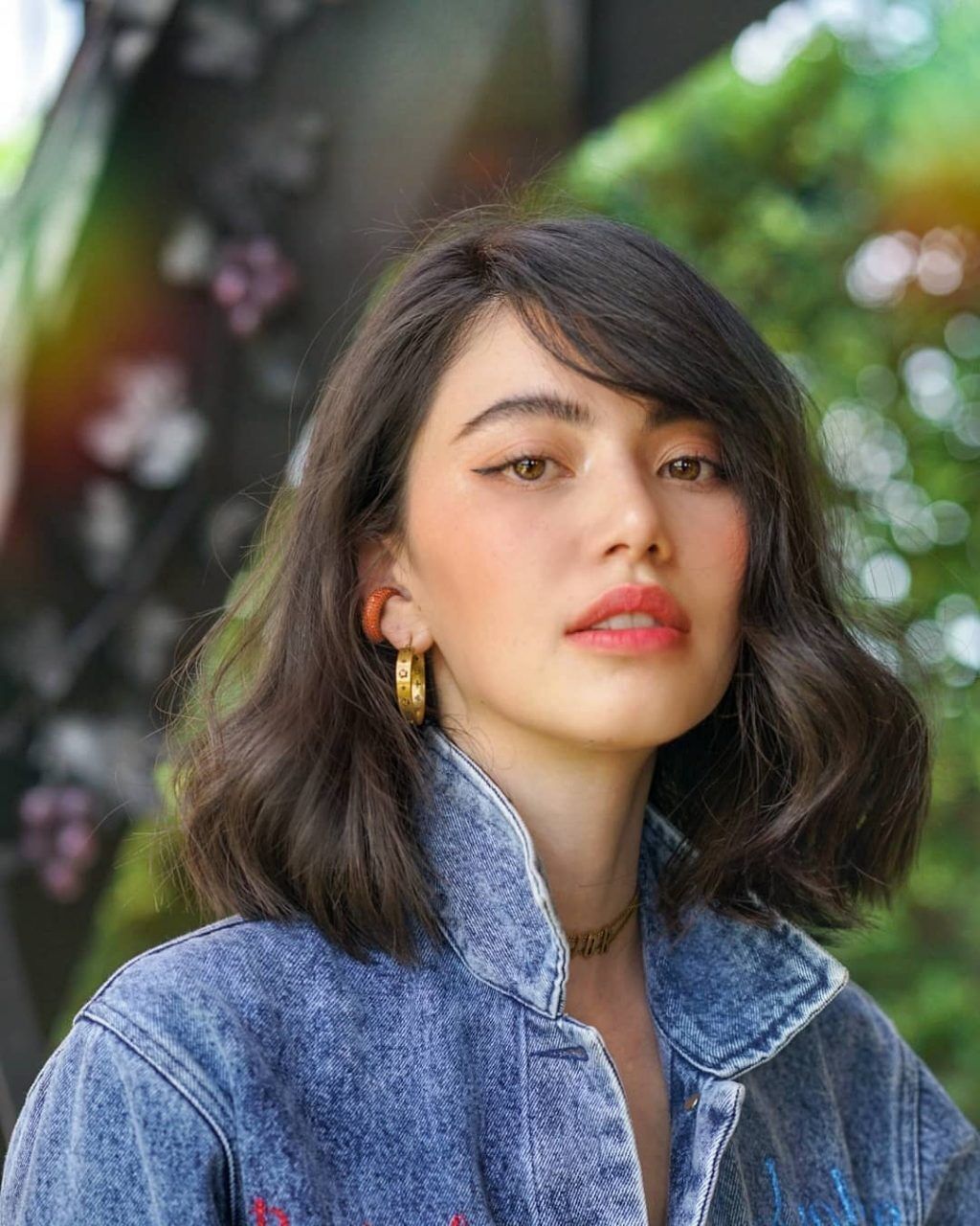 mai davika với tóc ngắn uốn xoăn